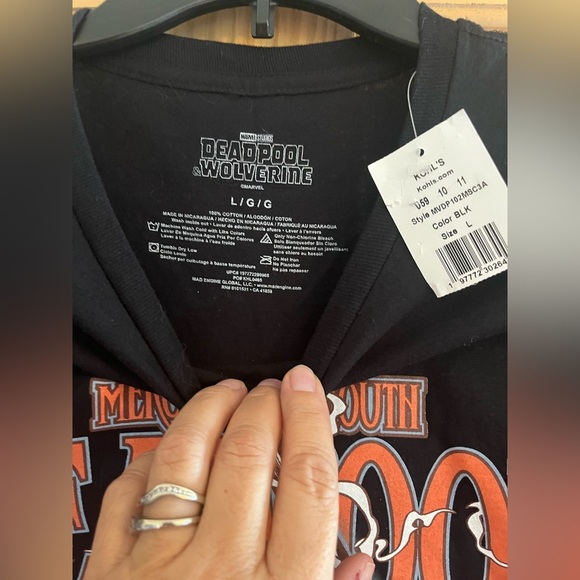 Deadpool Wolverine Black and Red T shirt Size Large - Picture 3 of 4